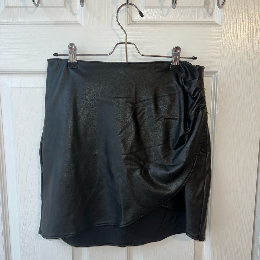 NWOT Rewash Vegan Leather Mini Skirt Black size Medium - flattering front style